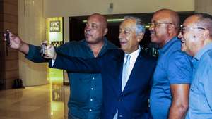 O Presidente da República Portuguesa, Marcelo Rebelo de Sousa (2E), tira uma selfie e disse hoje, em Luanda, que o funcionamento das instituições não se esgota no voto e que os povos “querem ter as suas opiniões expressas no parlamento, Luanda, Angola, 14 de setembro de 2022. Marcelo Rebelo de Sousa chegou hoje às 06:30 a Luanda para assistir à investidura do Presidente eleito, João Lourenço, cerca de duas semanas depois de ter estado na capital angolana para as cerimónias fúnebres do ex-Presidente José Eduardo dos Santos. AMPE ROGÉRIO/LUSA