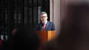 O presidente Câmara Municipal de Lisboa (CML), Carlos Moedas, intervém durante a cerimónia oficial de comemoração do 5 de outubro, dia da Implantação da República Portuguesa, na Praça do Município, em Lisboa, 05 de outubro de 2022. ANTÓNIO PEDRO SANTOS/LUSA