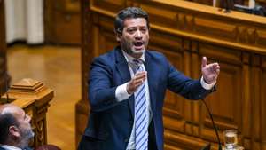 O líder do Chega, André Ventura, usa da palavra durante o debate sobre política setorial na Assembleia da República, em Lisboa, 14 de outubro de 2022. JOSÉ SENA GOULÃO/LUSA