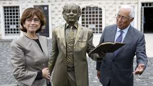 O primeiro-ministro, António Costa (D), ladeado pela viúva do escritor José Saramago, Pilar del Rio (E), à chegada para a visita à Fundação José Saramago, inserida nas comemorações do centenário do nascimento do escritor José Saramago, em Lisboa, 16 de novembro de 2022. ANTÓNIO PEDRO SANTOS/LUSA