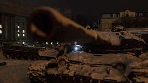 epa10367526 A man looks at Russian tanks destroyed in fights with the Ukrainian army, displayed in Mykhailivskyi Square, in Kyiv, Ukraine, 15 December 2022. Russian troops on 24 February entered Ukrainian territory, starting a conflict that has provoked destruction and a humanitarian crisis.  EPA/ROMAN PILIPEY