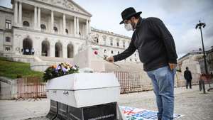 Profissionais da cultura realizam um velório como forma de protesto por todos os que "o Governo deixou para trás", numa iniciativa do grupo informal Vigília Cultura e Artes, frente à Assembleia da República, em Lisboa, 21 de abril de 2021. ANDRÉ KOSTERS/LUSA