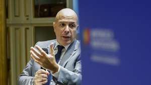 O secretário de Estado das Comunidades Portuguesas, Paulo Cafôfo, intervém durante a apresentação do Relatório da Emigração 2021, no Palácio das Necessidades, em Lisboa, 11 de janeiro de 2023. ANTÓNIO PEDRO SANTOS/LUSA