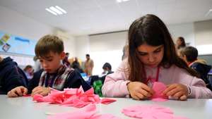 Crianças do pré-escolar e até ao sexto ano de escolaridade estão a aprender numa aula da disciplina de Educação Tecnológica (ET), o segredo secular de transformar o papel em flores para que a tradição das Festas do Povo tenha o futuro assegurado, tradição reconhecida em 2021 pela Organização das Nações Unidas para a Educação, a Ciência e a Cultura (UNESCO) como Património Cultural Imaterial da Humanidade, no Centro Escolar Comendador Rui Nabeiro, em Campo Maior, 18 de janeiro de 2023. As Festas do Povo de Campo Maior, conhecidas por apresentarem dezenas de ruas, sobretudo no centro histórico, ‘engalanadas’ com milhares de flores de papel, feitas pela população de forma voluntária, realizaram-se pela última vez em 2015, mas o seu futuro parece assegurado graças ao “empenho” na aprendizagem dos mais novos. (ACOMPANHA TEXTO DA LUSA DO DIA 22 DE JANEIRO DE 2023). NUNO VEIGA/LUSA