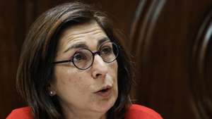 A ministra Adjunta e dos Assuntos Parlamentares, Ana Catarina Mendes, intervém durante a sua audição perante a Comissão de Assuntos Constitucionais, Direitos, Liberdades e Garantias, na Assembleia da República, em Lisboa, 18 de janeiro de 2023. MIGUEL A. LOPES/LUSA