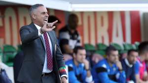 O treinador do Marítimo, José Gomes, dá indicações aos seus jogadores durante o jogo da 17.ª jornada da I Liga de futebol contra o Estoril Praia realizado no Estádio do Marítimo, no Funchal, 22 de janeiro de 2023, HOMEM DE GOUVEIA/LUS