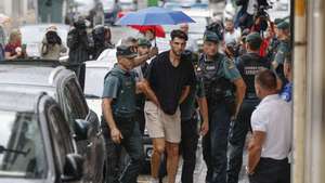 epa11584320 Spanish soccer player Rafa Mir (C) arrives at the court to appear before the judge in Valencia, eastern Spain, 04 September 2024. Valencia CF&#039;s player Rafa Mir was arrested on 02 September after he was accused of an alleged sexual assault together with other man.  EPA/KAI FORSTERLING  ATTENTION EDITORS: IMAGE PIXELATED AT SOURCE TO COMPLY WITH SPANISH LAW