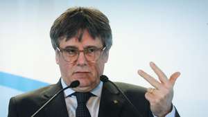 epa11830349 Junts per Catalunya (Together for Catalunya) party President Carles Puigdemont gives a press conference following the party's board meeting in Brussels, Belgium, 17 January 2025.  EPA/OLIVIER HOSLET