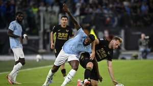epa11608729 Verona's Casper Tengstedt (R) in action against Lazio's Nuno Tavares (L) during the Serie A soccer match between SS Lazio and Hellas Verona at the Olimpico stadium in Rome, Italy, 16 September 2024.  EPA/RICCARDO ANTIMIANI