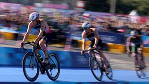 epa11526671 Leo Bergere (L) of France competes in the Triathlon Mixed Relay of the Triathlon competitions in the Paris 2024 Olympic Games, at the Pont Alexandre III in Paris, France, 05 August 2024.  EPA/MOHAMMED BADRA