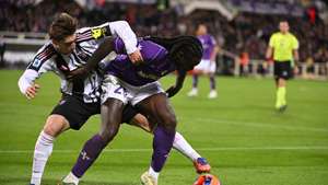 epa12542905 Juventus's midfielder Fabio Miretti (L) in action against Fiorentina's foward Moise Kean (R) during the Italian Serie A soccer match ACF Fiorentina vs Juventus FC at Artemio Franchi Stadium in Florence, Italy, 22 November 2025.  EPA/CLAUDIO GIOVANNINI