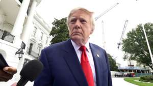 epa13294910 US President Donald Trump speaks to reporters before departing from the South Lawn of the White House in Washington, DC, USA, 10 October 2026. Trump is traveling to Clarksville, Tennessee, to attend a campaign rally in support of Republican candidates running in the November elections.  EPA/RON SACHS / POOL