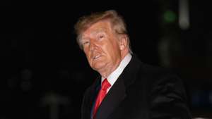 epa13295551 United States President Donald Trump arrives at the residence on the South Lawn of the White House in Washington, DC, USA, 10 October 2026. Trump is travelled to Clarksville, Tennessee, to attend a campaign rally in support of Republican candidates running in the November elections.  EPA/RON SACHS / POOL