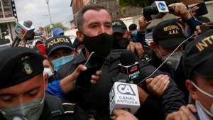 epa08623271 Alejandro Sinibaldi enters the Tower of Courts guarded by police in Guatemala City, Guatemala, 24 August 2020. The Guatemalan businessman and former Minister of Communications, Alejandro Sinibaldi, surrendered to the authorities in the west of the country on 24 August after four years as a fugitive from Justice, accused of several charges of corruption. The Guatemalan Public Ministry (MP, Prosecutor's Office) confirmed to local media that Sinibaldi, former deputy and Minister of Communications during the Government of Otto PÃ©rez Molina (2012-2015), made himself available to the security forces on Monday morning.  EPA/Esteban Biba