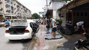 epa13282417 Thai residents clean the carpet and seats of a flood-damaged car after floodwaters receded at Khlong Chan Flats community in Bangkok, Thailand, 05 October 2026. Massive floods triggered by persistent heavy rain caused flooding across Bangkok, affecting around 329,000 households and 700,000 people and leaving four people dead, according to the Department of Disaster Prevention and Mitigation.  EPA/RUNGROJ YONGRIT