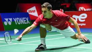 epa10135803 Bernardo Atilano of Portugal in action against Lee Zii Jia of Malyasia during the men's singles second round match of the BWF World Championships 2022 at the Tokyo Metropolitan Gymnasium in Tokyo, Japan, 24 August 2022.  EPA/KIMIMASA MAYAMA