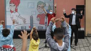 O ministro da Educação, Tiago Brandão Rodrigues (D), durante a visita à Escola Básica com Jardim de Infância José Cardoso Pires, no dia em que as crianças da educação pré-escolar retomam as atividades presencias, com novas regras, depois de encerradas durante mais de dois meses, devido à pandemia da covid-19, em Almada, 01 de junho de 2020. RODRIGO ANTUNES/LUSA