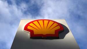 epa10444059 A Shell logo is displayed on a filling station in London, Britain, 02 February 2023. The oil and gas company Shell has reported record annual profits. The 39.9 billion dollar profits in 2022 are double its previous years total and the highest in the company&#039;s 115 year history.  EPA/NEIL HALL