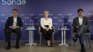 A presidente executiva (CEO) da Sonae, Cláudia Azevedo (C), ladeada pelo administrador Executivo, Eduardo Piedade (E), e pelo diretor Financeiro (CFO), João Dolores (D), na conferência de imprensa de apresentação dos resultados do 4.º trimestre de 2025 da Sonae, na Maia, 19 de março de 2026. A Sonae obteve um lucro de 247 milhões de euros em 2025, um aumento de 11% em relação ano anterior, impulsionado pelo crescimento dos negócios e reforço da eficiência operacional, comunicou hoje a empresa. RICARDO CASTELO/LUSA