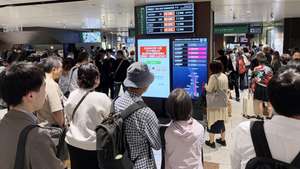 epa13062727 People crowd the Sendai station after the suspension of Tohoku Shinkansen operations due to an earthquake, in Sendai, northeastern Japan, 25 June 2026. According to the Japan Meteorological Agency, an earthquake of a magnitude estimated at 7.2 struck off the coast of Iwate Prefecture, northeastern Japan. No tsunami was generated.  EPA/JIJI PRESS JAPAN OUT EDITORIAL USE ONLY/