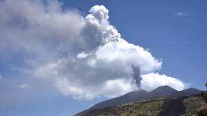 epaselect epa13141394 A plume of ash and smoke billows from the Voragine crater of Mount Etna, seen from Catania, Sicily, Italy, 30 July 2026. The volcanic activity in the Voragine crater has gone from 'Strombolian' to 'lava fountain,' resulting in the emission of incandescent magma fragments that fell into the volcano's summit area.  EPA/ORIETTA SCARDINO