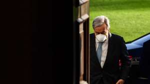 epa08891637 UN Secretary-General Antonio Guterres arrives for a meeting with German President Frank-Walter Steinmeier at Bellevue Palace in Berlin, Germany, 18 December 2020.  EPA/FILIP SINGER