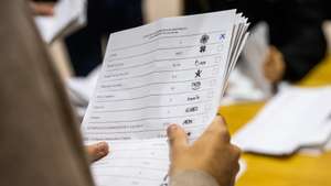 Delegados realizam a contagem de votos dos eleitores no estrangeiro das eleições legislativas, na FIL, em Lisboa, 09 de fevereiro de 2022. JOSÉ SENA GOULÃO/LUSA