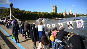 epa10230688 Supporters of Wikileaks founder Julian Assange form a human chain around the British parliament in London, Britain, 08 October 2022. The British government has announced it has agreed to extradite Assange to the United States.  EPA/ANDY RAIN