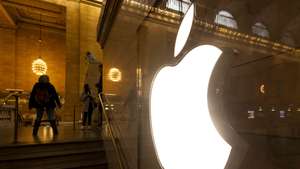 epa11199235 People walk past a logo at an Apple Store in New York, New York, USA, 04 March 2024. Shares of the Apple company dropped today after the European Commission announced it was fining Apple €1.8 billion euro/ $1.95 billion for alleged antitrust action due to alleged abuse of its position in the music streaming apps market.  EPA/JUSTIN LANE