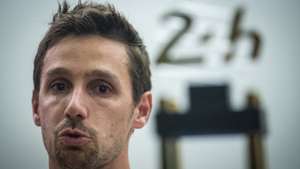 O piloto Filipe Albuquerque, que ontem venceu as 24 Horas de Le Mans em automobilismo, na classe LMP2, emociona-se a falar do seu pai que faleceu recentemente, durante uma conferência de imprensa no Aeroporto de Lisboa, 21 de setembro de 2020. JOSÉ SENA GOULÃO/LUSA