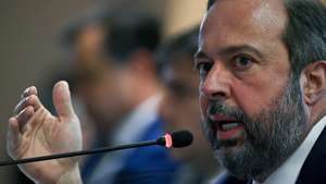 epa10802086 Brazilian Minister of Energy and Mining Alexandre Silveira speaks during a press conference in Brasilia, Brazil, 15 August 2023. Silveira confirmed that the power system was restored in the regions where the outage occured, six hours after the failure.  EPA/Andre Borges