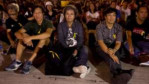 Entre 500 a 700 jovens de Macau concentraram-se hoje na Praça da Amizade, centro da cidade, em “solidariedade” para com o movimento pró-democrático de Hong Kong, numa ação inédita que marca uma nova era nas reivindicações políticas locais, Macau, 1 de Outubro de 2014. Entre a assistência encontram-se os deputados pró-democratas Ng Kuoc Cheong (D) e Au Kam San (E). )CARMO CORREIA/LUSA