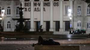 Um sem-abrigo dorme na praça do Rossio no recolher obrigatório do estado de emergência no âmbito das medidas de contenção da covid-19, Lisboa, 9 de novembro de 2020. O Presidente da República, Marcelo Rebelo de Sousa, decretou o estado de emergência em Portugal, por 15 dias, a partir de hoje para permitir medidas de contenção da covid-19. TIAGO PETINGA/LUSA