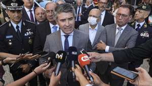O ministro da Administração Interna, José Luís Carneiro (C), fala aos jornalistas no final da apresentação do programa Algarve Seguro 2022, Faro, 27 de junho de 2022. Este programa prevê um reforço dos dispositivos das forças e serviços de segurança do Ministério da Administração Interna, bem como dos agentes de proteção civil durante os meses de verão. LUÍS FORRA/LUSA
