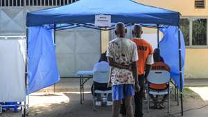 Reclusos fazem o registo para fazerem um exame com um aparelho de raio-X portátil e IA para a deteção de tuberculose, na Penitenciária Provincial de Maputo, em Maputo, Moçambique, 04 de dezembro de 2023. Um aparelho de raio-X portátil e uma aplicação de Inteligência Artificial (IA) que analisa em minutos as ‘chapas’ já detetaram, apenas em Maputo, 66 dos 300 casos de tuberculose entre os cerca de 23.000 reclusos em Moçambique. (ACOMPANHA TEXTO DA LUSA DO DIA 11 DE DEZEMBRO DE 2023). LUÍSA NHANTUMBO/LUSA