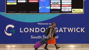 epa11846873 A passenger at Gatwick Airport in London, Britain, 23 January 2025. The British government is considering airport expansions in London. Plans for a third runway at Heathrow and a second runway at Gatwick are under review by the Treasury in an effort to boost growth. Transport Secretary Heidi Alexander has a deadline of 27 February to decide whether to permit Gatwick to bring its existing emergency northern runway into routine use.  EPA/ANDY RAIN