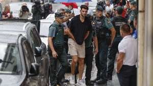 epa11584320 Spanish soccer player Rafa Mir (C) arrives at the court to appear before the judge in Valencia, eastern Spain, 04 September 2024. Valencia CF&#039;s player Rafa Mir was arrested on 02 September after he was accused of an alleged sexual assault together with other man.  EPA/KAI FORSTERLING  ATTENTION EDITORS: IMAGE PIXELATED AT SOURCE TO COMPLY WITH SPANISH LAW