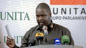 O líder da bancada parlamentar da União Nacional para a Independência Total de Angola (UNITA), Liberty Chiaka, intervém numa conferência de imprensa sobre o desempenho do Presidente de Angola, João Lourenço, “neste seu primeiro ano do último mandato constitucional”, em Luanda, Angola, 14 de setembro de 2023. AMPE ROGÉRIO/LUSA