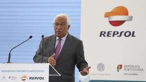 O primeiro-ministro, António Costa, discursa durante a cerimónia de assinatura do contrato de investimento do Governo português com a Repsol, companhia energética de origem espanhola, no complexo industrial da Repsol em Sines, 13 de outubro de 2021. A Repsol e o Governo assinam hoje o contrato de investimento no complexo de Sines, que prevê incentivos fiscais de até 63 milhões a um projeto de 657 milhões de euros, apontado como o “maior investimento industrial” da última década. MANUEL DE ALMEIDA/LUSA