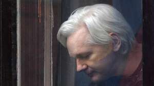 epa10017727 (FILE) - Wikileaks founder Julian Assange speaks to reporters on the balcony of the Ecuadorian Embassy in London, Britain, 19 May 2017 (reissued 17 June 2022). Wikileaks founder Julian Assange’s extradition to the US has been approved by British Home Secretary Priti Patel 17 June 2022.  EPA/FACUNDO ARRIZABALAGA *** Local Caption *** 55897098