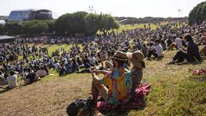 epa10008400 Festival-goers attend the Primavera Sound music Festival in Porto, Portugal, 11 June 2022. The festival runs until 11 June.  EPA/JOSE COELHO