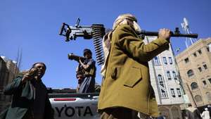 epa12505227 Armed tribesmen participate in an anti-Israel gathering mobilizing more fighters, in Sana'a, Yemen, 05 November 2025. Houthi leader Abdul-Malik al-Houthi, in a televised address, has ordered his forces and tribal supporters to prepare for an inevitable confrontation with Israel, a few days after Israeli Prime Minister Benjamin Netanyahu pledged to take 'all necessary measures' to eliminate what he described as the 'Houthi threat to Israel.'  EPA/YAHYA ARHAB