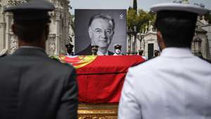 epa09463467 The urn during the funeral service for the late Portuguese President, Jorge Sampaio, at Alto de Sao Joao cemetery in Lisbon, Portugal, 12 September 2021. Jorge Sampaio, former secretary-general of the Socialist Party 'PS' (1989/1992) and two-term President of the Republic (1996/2006), died on 10 September 2021, at the age of 81, at Santa Cruz Hospital, in Lisbon, where he had been hospitalized since 27 August, following respiratory difficulties.  EPA/RODRIGO ANTUNES