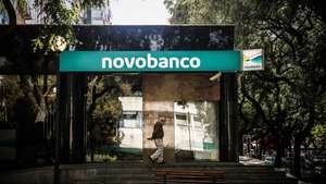 Uma pessoa passa por um balcão do Novo Banco após a aplicação da nova imagem de marca, em Lisboa, 8 de novembro de 2021. MÁRIO CRUZ/LUSA