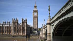 epa09930056 A boat passes the Houses of Parliament in Westminster in London, Britain, 06 May 2022. Local elections in the United Kingdom were held on 5 May 2022. Labour have taken three symbolic London councils from the Conservatives; Westminster, Barnet and Wandsworth.  EPA/NEIL HALL