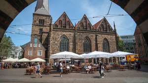 epa09262012 People enjoy a break at a street cafe in the city centre of Bremen, northern Germany, 11 June 2021. As the number of cases of the COVID-19 disease caused by the SARS-CoV-2 coronavirus is still falling, state governments throughout Germany ease restrictions, and normal life returns to the cities.  EPA/FOCKE STRANGMANN