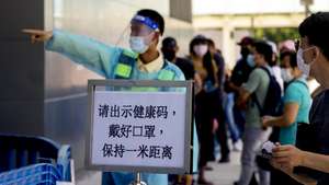 Devido a um novo surto de covid-19, que conta já com cerca de 150 casos confirmados até ao momento, Macau volta a parar, com a grande maioria da população em casa, escolas e função pública fechada, China, 24 de junho 2022. Comércio, muito já encerrado definitivamente e outro volta a fechar portas, e segunda ronda de testes em massa decorrem até hoje à meia-noite. CARMO CORREIA/LUSA