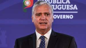 O presidente do Comité das Regiões Europeu, Vasco Cordeiro, fala  aos jornalistas após um encontro com o primeiro-ministro António Costa (ausente na foto), que decorreu no Palácio de S. Bento, em Lisboa, 09 de agosto de 2022. ANTÓNIO COTRIM/LUSA