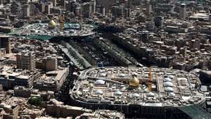 epa10188980 An aerial view shows Iraqi Shiite Muslims gather near the tomb of Imam Hussain and his brother Imam Abbas during the religious ceremony of Arbain at the holy city of Karbala, southern Iraq on 16 September 2022. Shiite Muslims from Iraq and around the world gathered to perform the religious ceremony of Arbain, on the 40th day after the Shiite holy Day of Ashura which commemorates the death of Imam Hussein at the battle of Karbala, while Iraqi security forces imposed tight security measures to protect the ceremony.  EPA/MURTAJA LATEEF