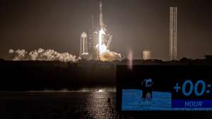 epaselect epa11154027 The NASA's Nova-C lunar lander, encapsulated within the fairing of a SpaceX Falcon 9 rocket, part of the Intuitive Machines IM-1 mission, lifts up from the Launch Complex 39A at the Kennedy Space Center in Florida, USA, 15 February 2024. As part of NASA's CLPS (Commercial Lunar Payload Services) initiative and Artemis campaign, SpaceX Falcon 9 launched Intuitive Machines' first lunar lander to the Moon's surface.  EPA/CRISTOBAL HERRERA-ULASHKEVICH